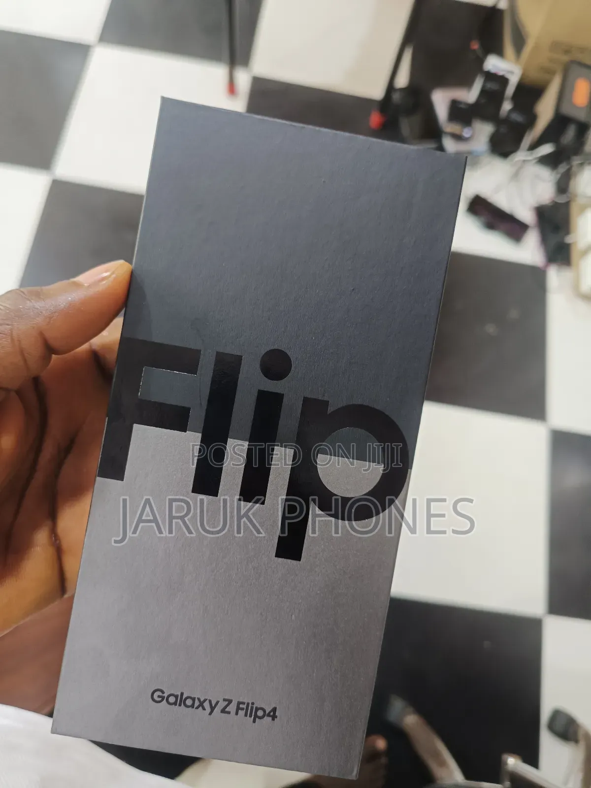 New Samsung Galaxy Z Flip4 256 GB Gold