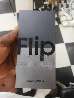 New Samsung Galaxy Z Flip4 256 GB Gold