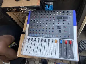 Yamaha Lexsen Lxk880 Amplified Audio Mixer Console.