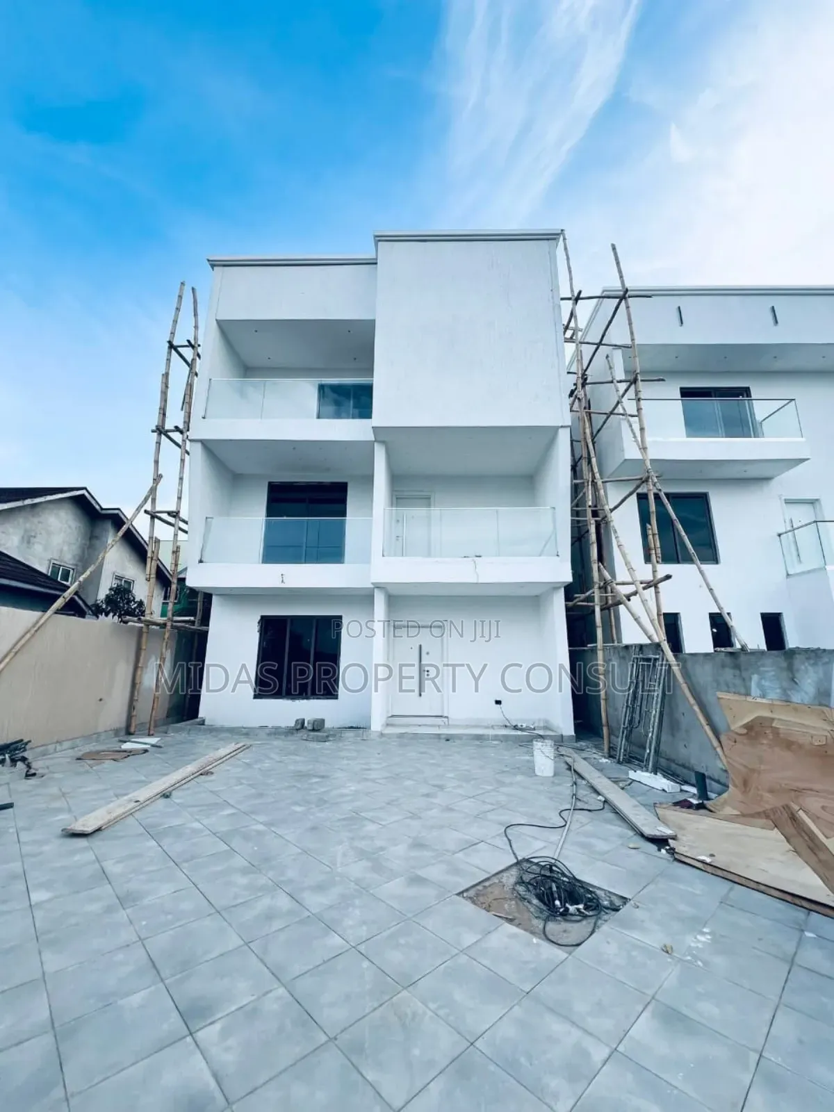 5bdrm House in Adjiringanor, Adjiriganor for sale