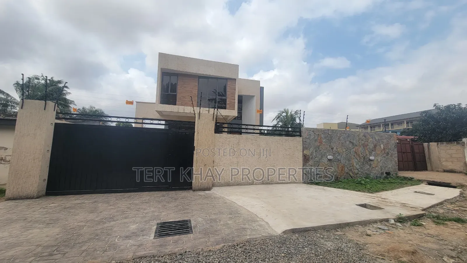 4bdrm House in Adenta for sale