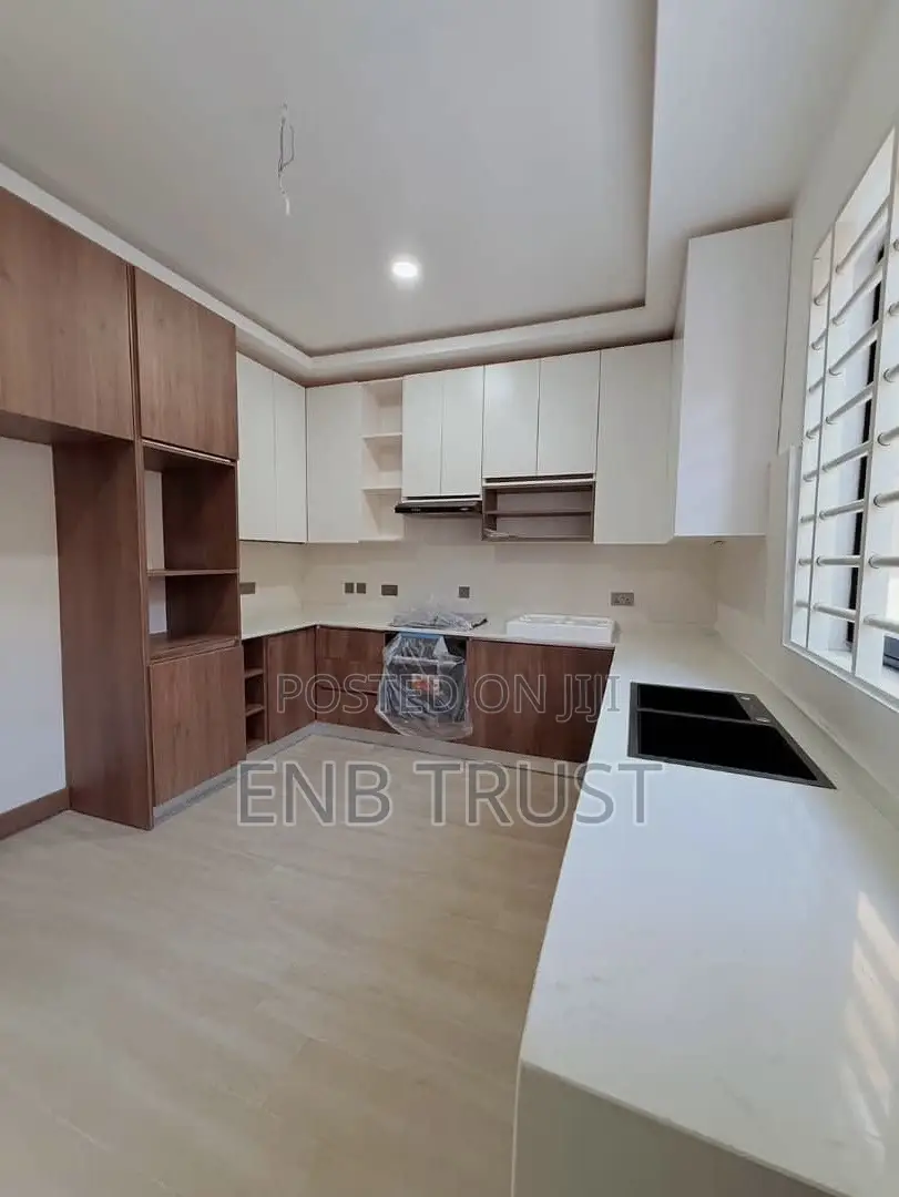 4bdrm House in Sakumono for sale