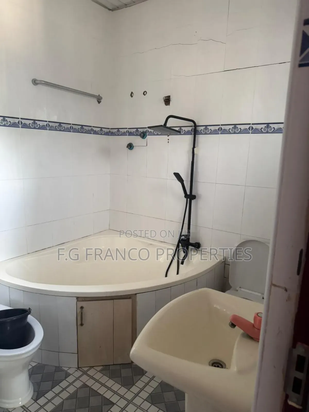 4bdrm Apartment in Kg.Franco Properties, Dansoman for rent