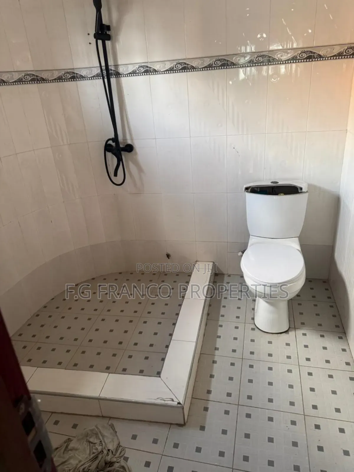 4bdrm Apartment in Kg.Franco Properties, Dansoman for rent
