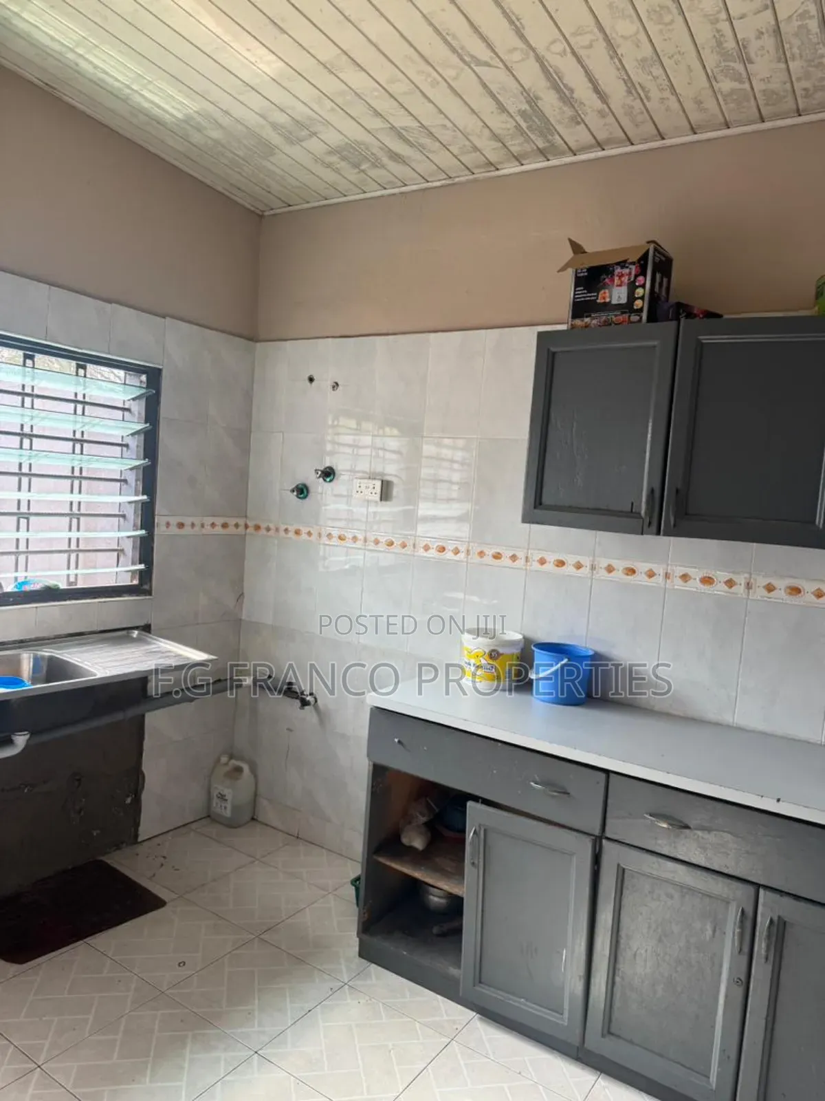 4bdrm Apartment in Kg.Franco Properties, Dansoman for rent