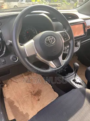 Toyota Vitz 2014 Silver