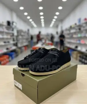 Clarks Wallabees Low Boots in Different Colours , Swipe>