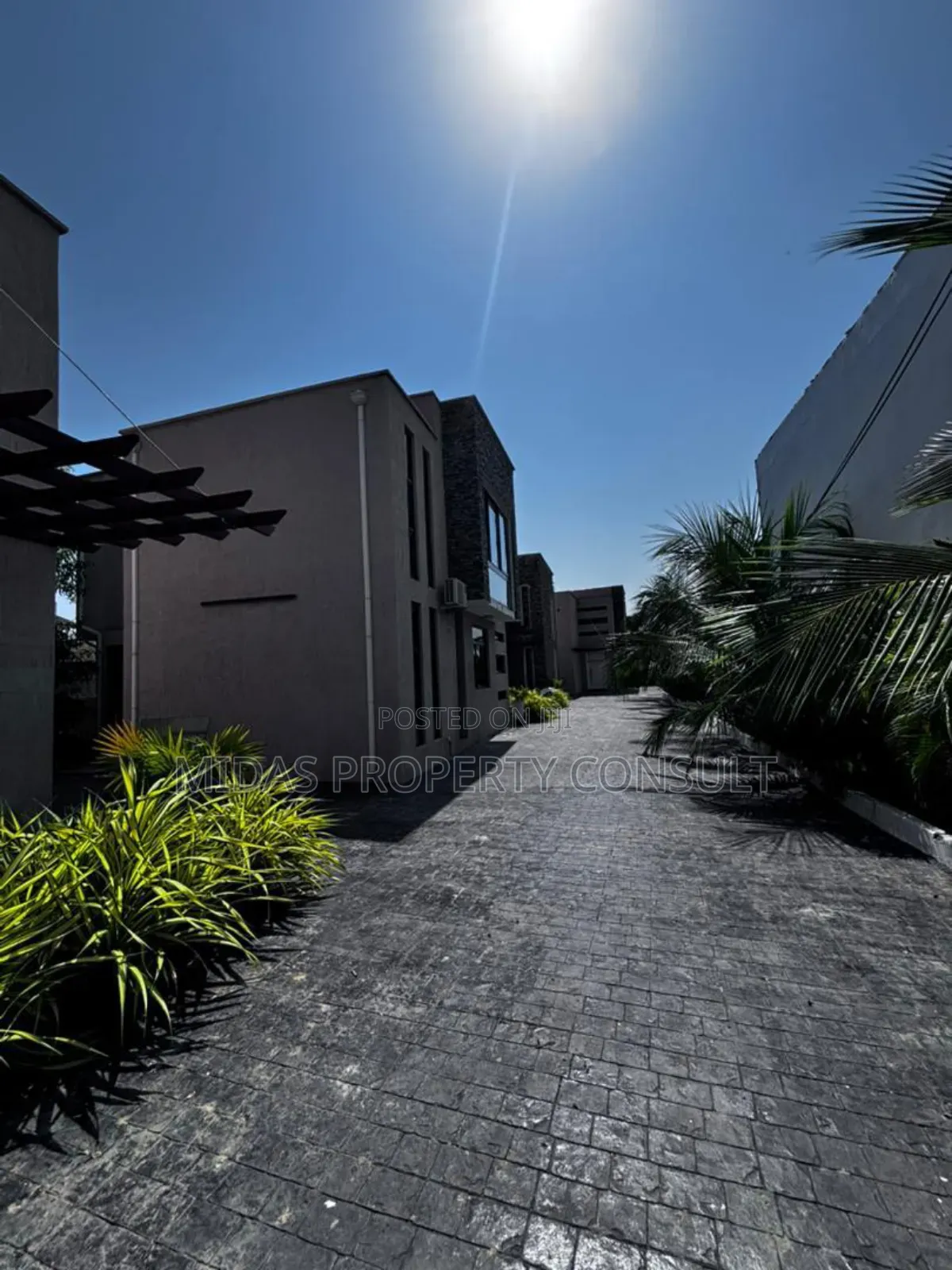 4bdrm Townhouse/Terrace in Labone for sale