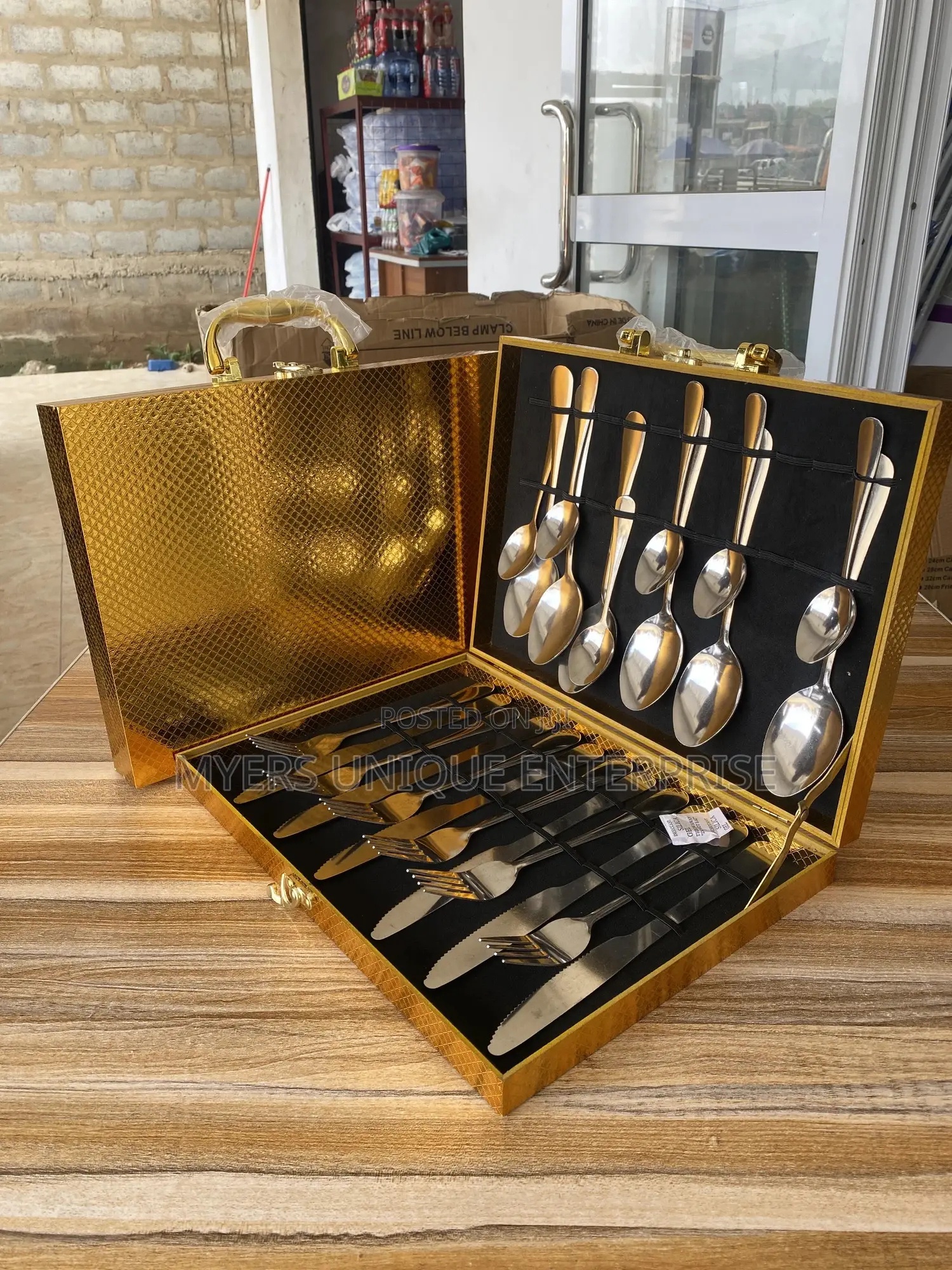 24pcs Kitchenware Cutlery Set With a Golden Case