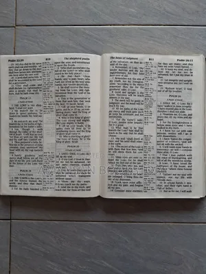 King James Reference Bible: Super Giant Print Center-Column