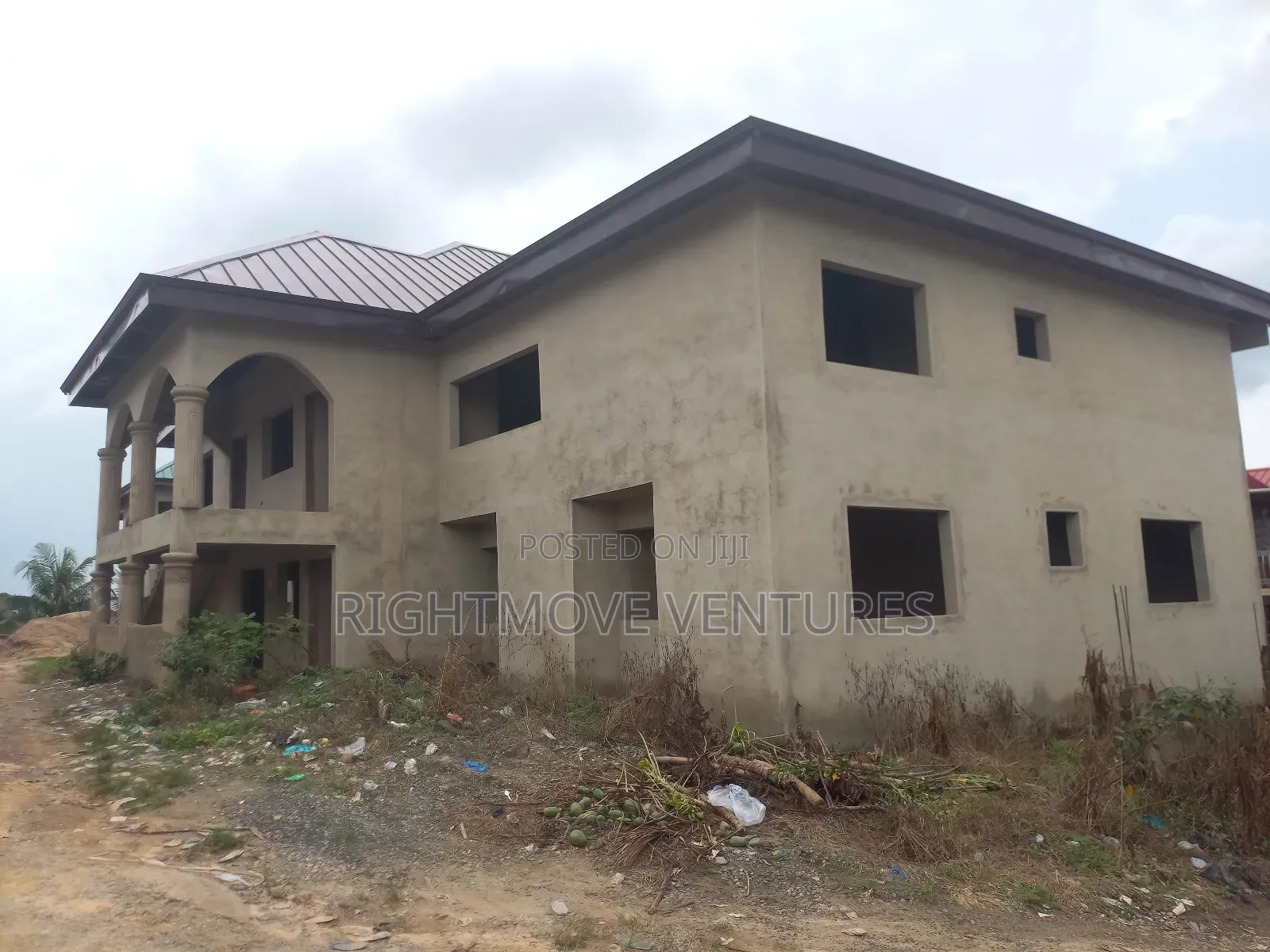 9bdrm Apartment in Takoradi for sale