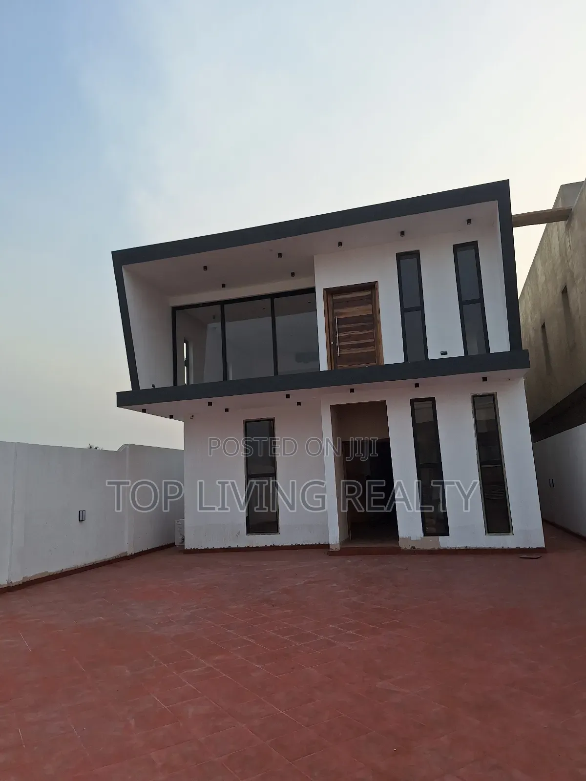 4bdrm Townhouse/Terrace in Gate, Ashaley Botwe for sale