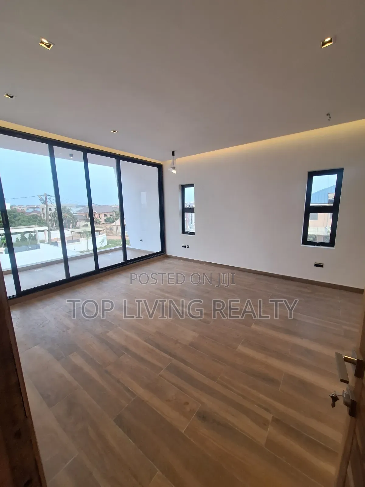 4bdrm Townhouse/Terrace in Gate, Ashaley Botwe for sale