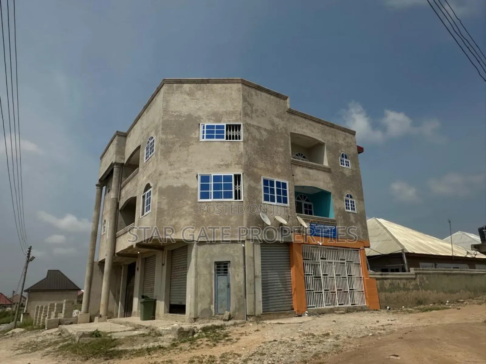 12bdrm House in Kenyasi Saaman, Kumasi Metropolitan for sale