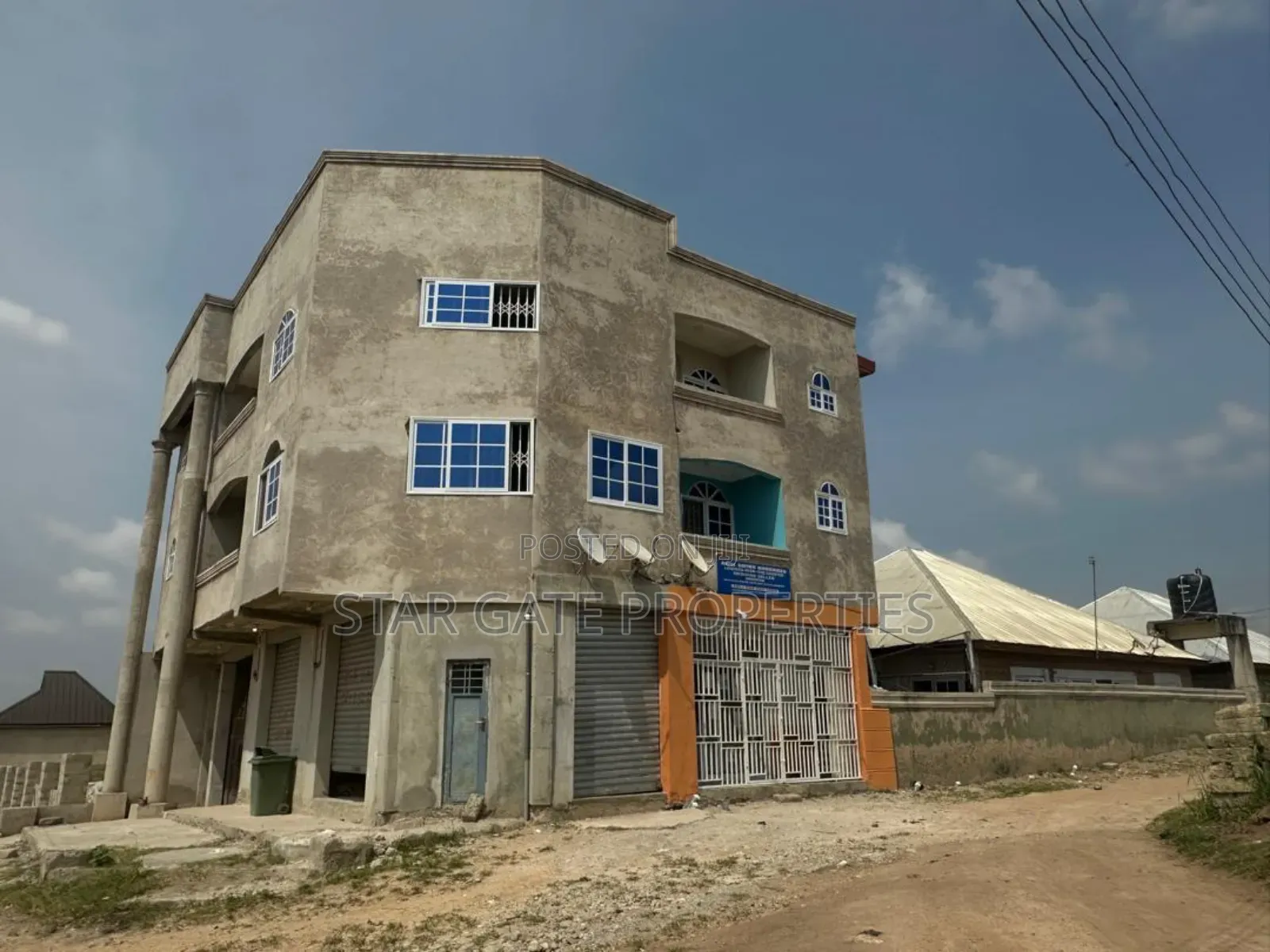 12bdrm House in Kenyasi Saaman, Kumasi Metropolitan for sale