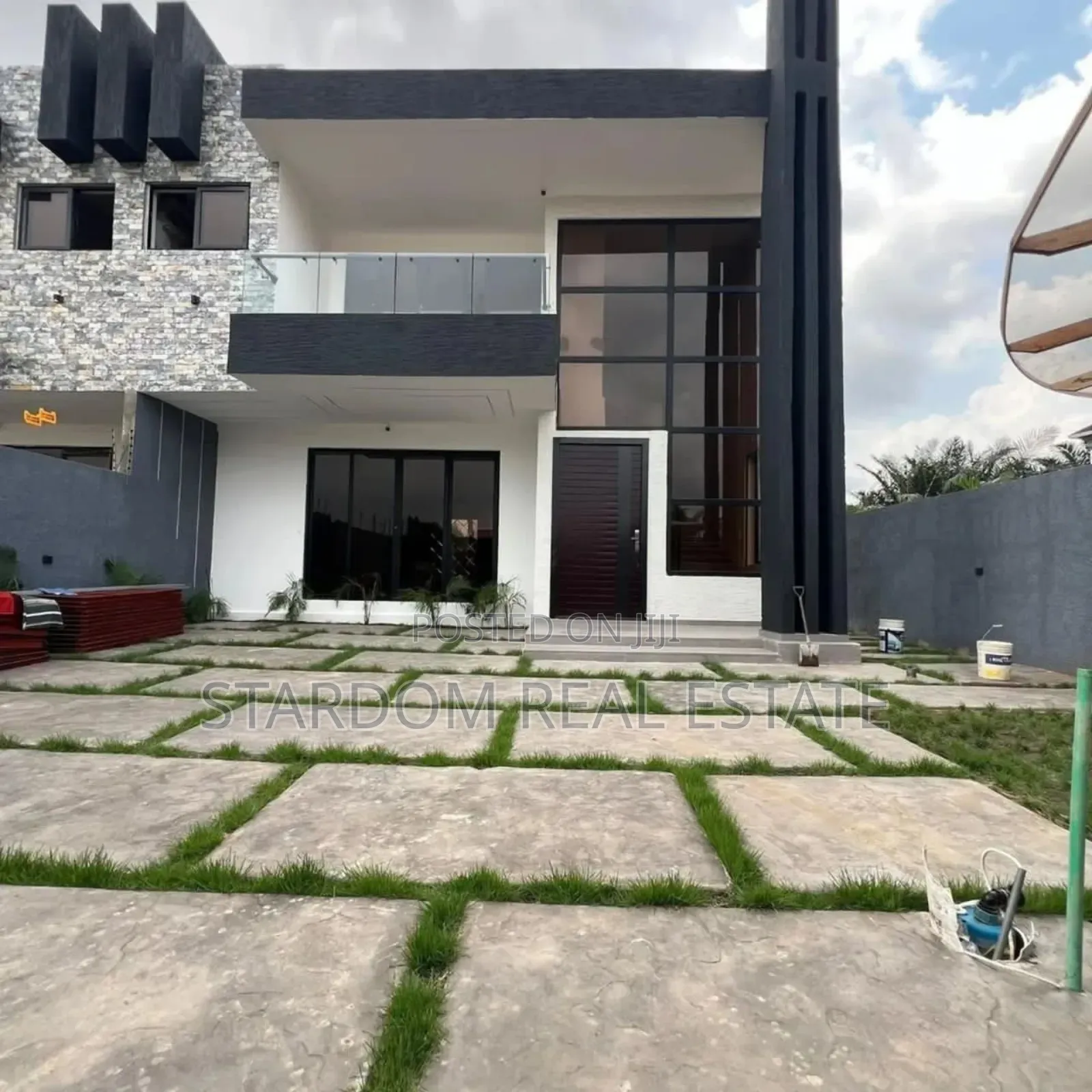 4bdrm Duplex in Adjiringanor, East Legon for sale