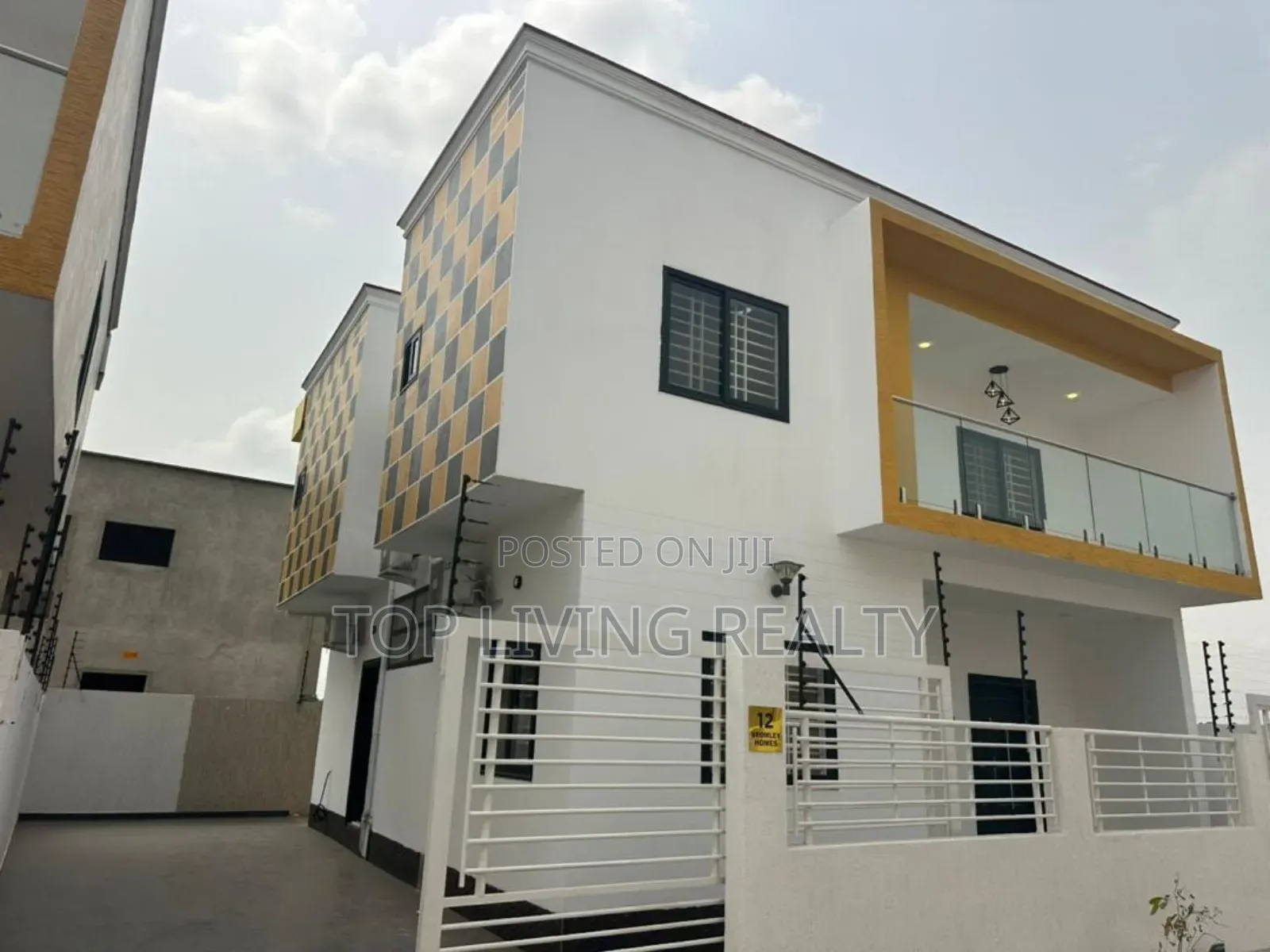 4bdrm Townhouse / Terrace in Borteyman, Ashaley Botwe for rent