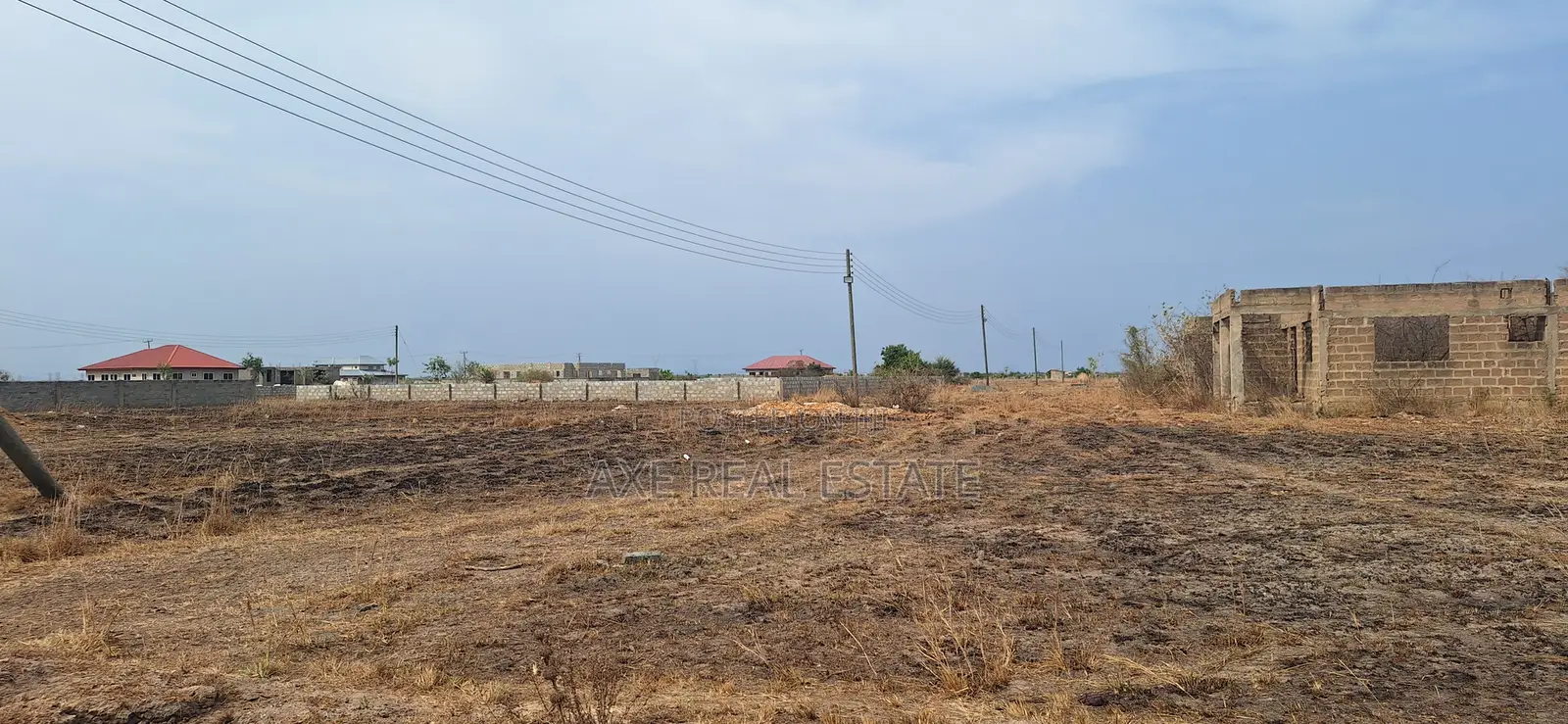 Minutes From the Airport Site