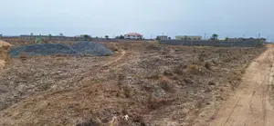 Minutes From the Airport Site