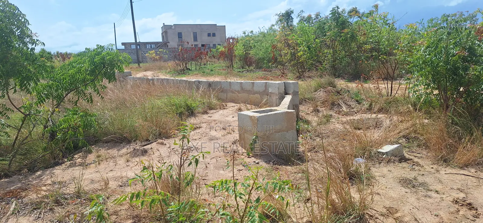 Minutes From the Airport Site