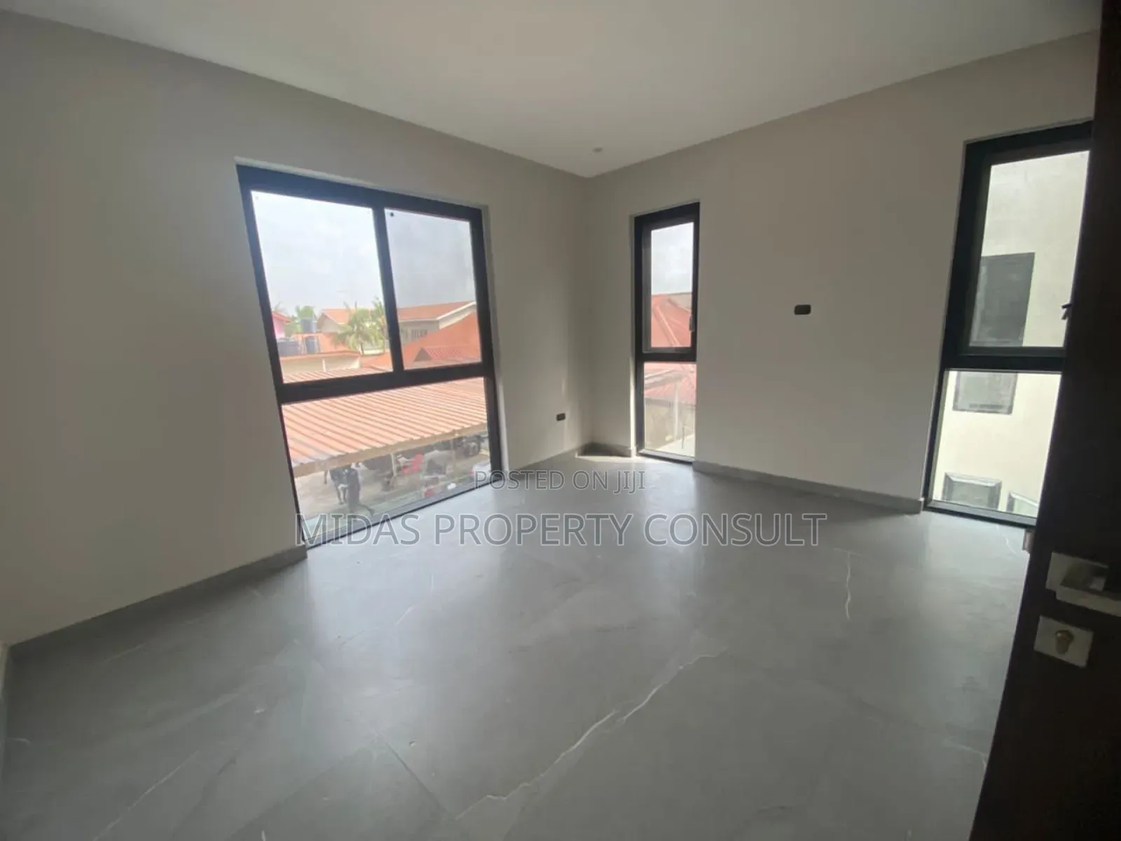 5bdrm House in Adjiringanor, Adjiriganor for sale