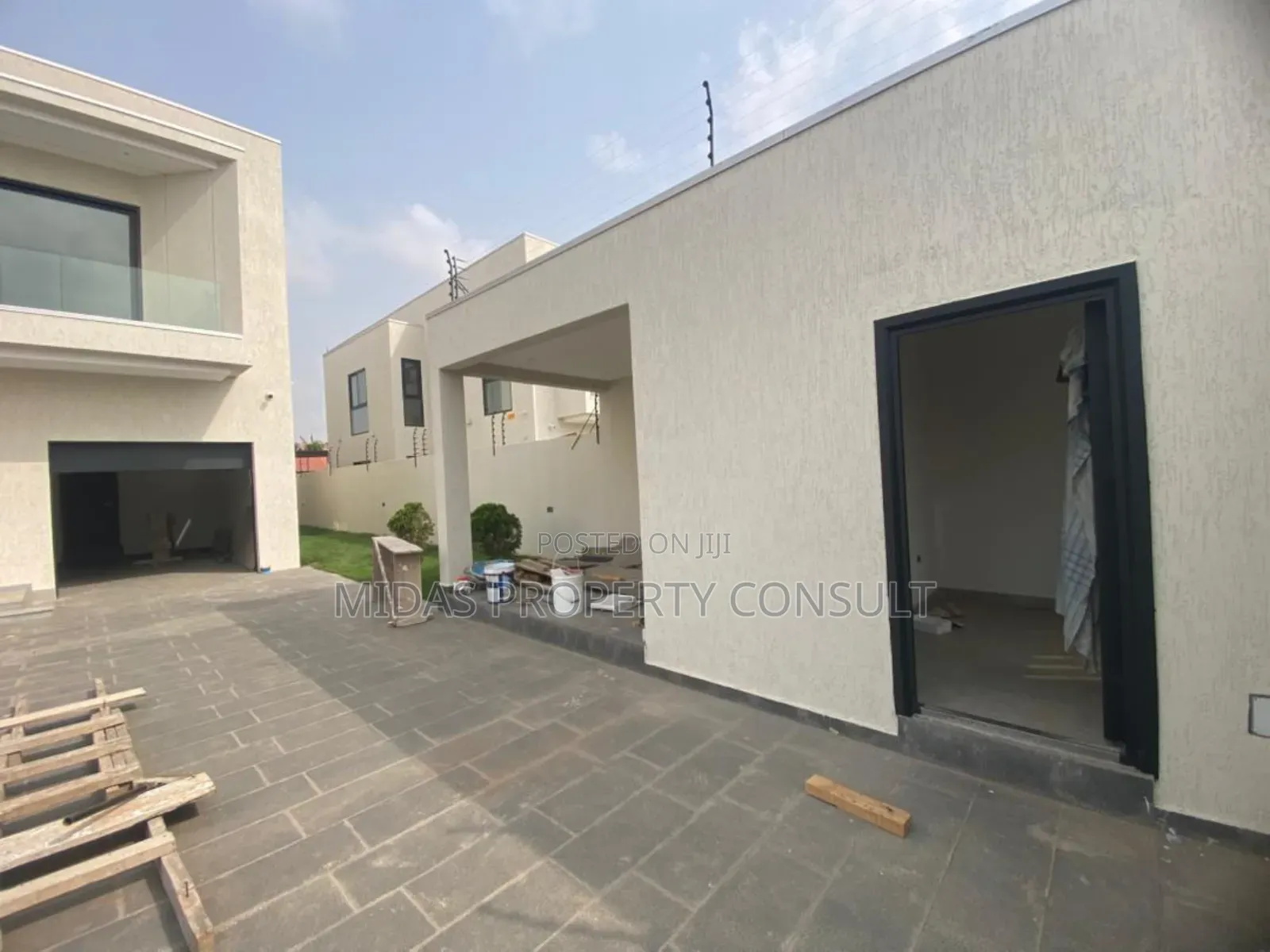 5bdrm House in Adjiringanor, Adjiriganor for sale