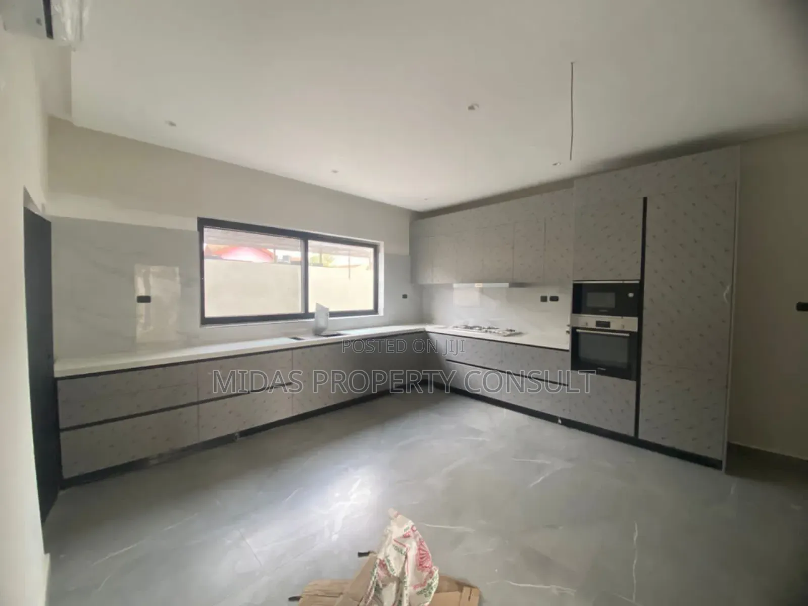 5bdrm House in Adjiringanor, Adjiriganor for sale