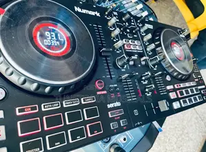 Numark Mixtrack Platinum Fx 4-deck Dj Controller.