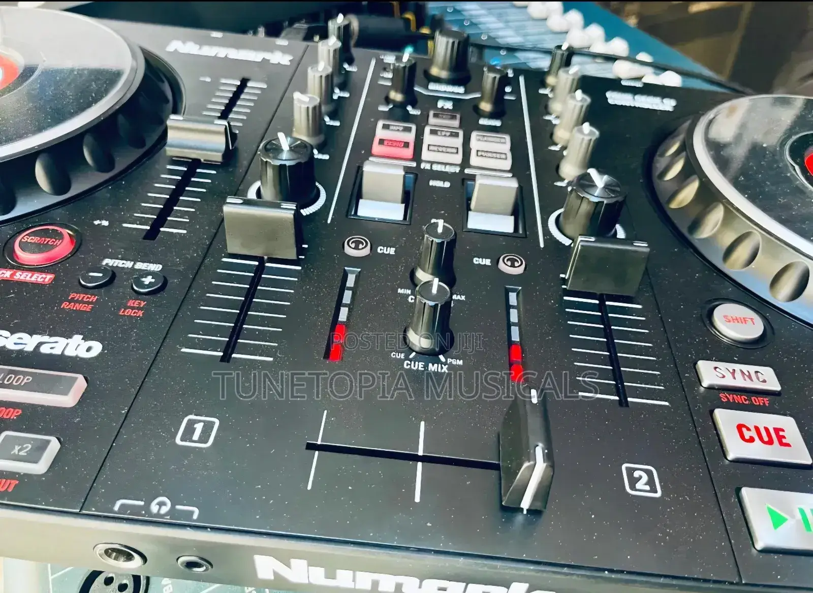 Numark Mixtrack Platinum Fx 4-deck Dj Controller.