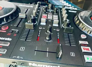 Numark Mixtrack Platinum Fx 4-deck Dj Controller.