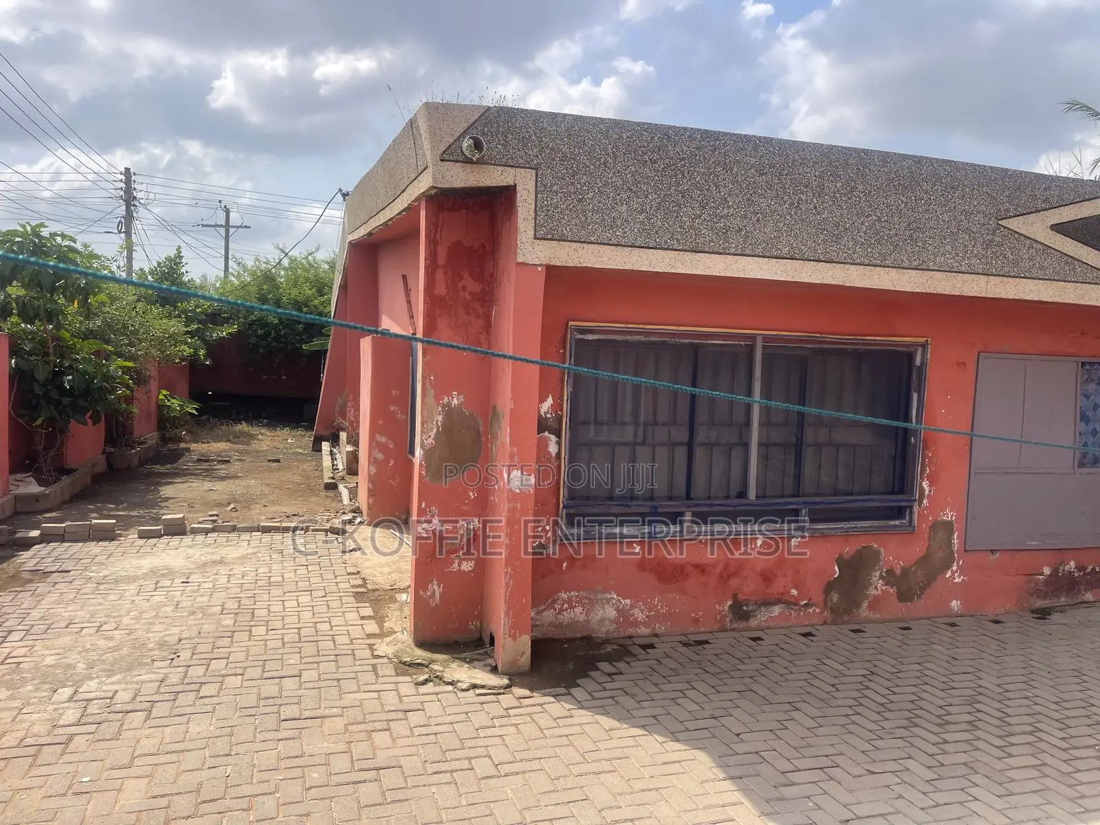 Old Structure on 1 and Half Plot at Achimota for Rent