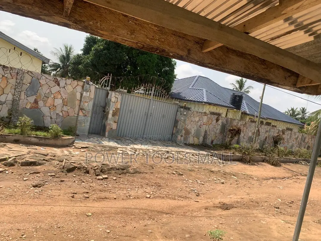7bdrm House in Kasoa for sale