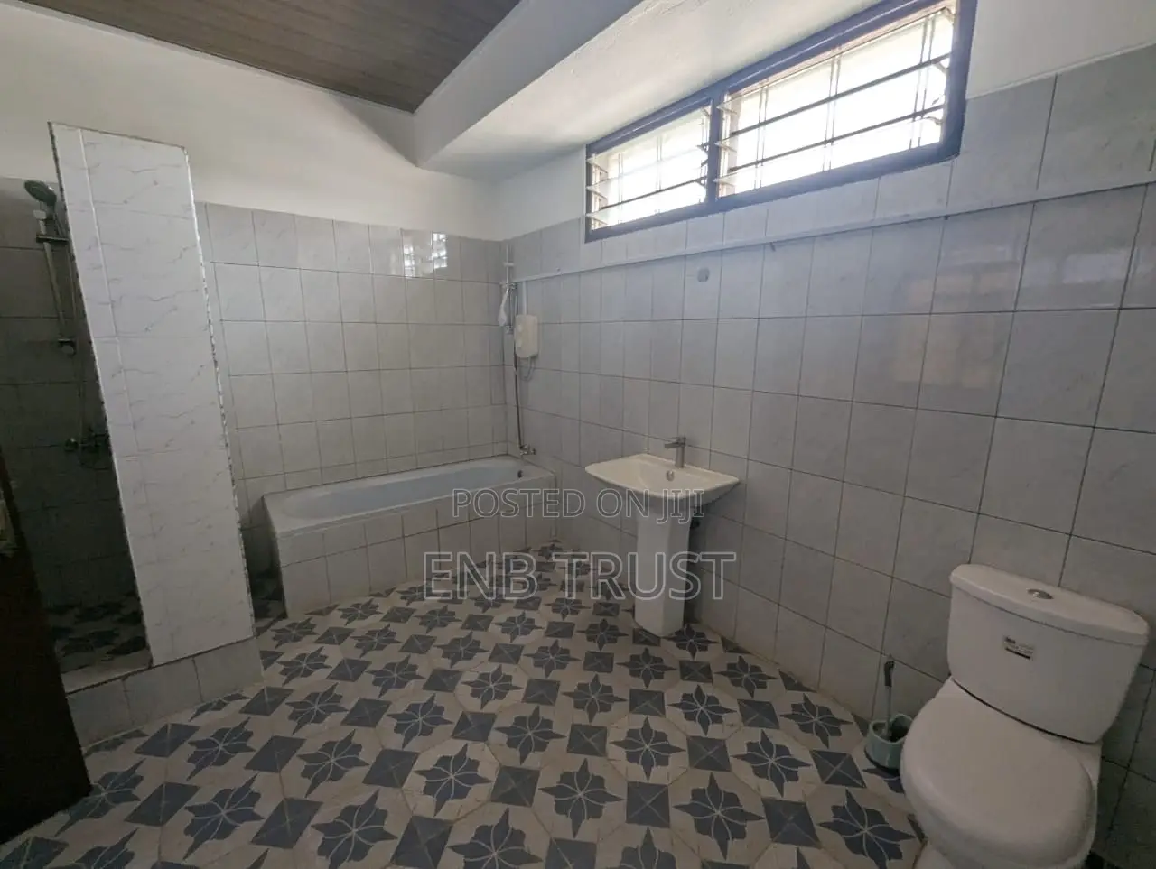 6bdrm Duplex in North Legon for sale