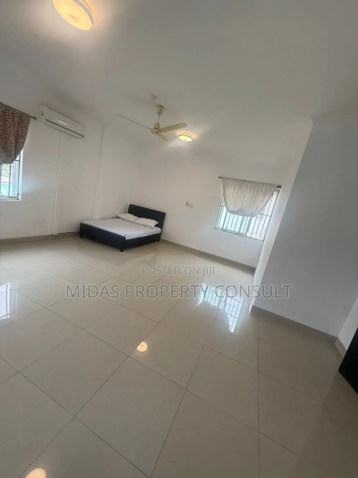 7bdrm House in Community 12, Tema Metropolitan for sale
