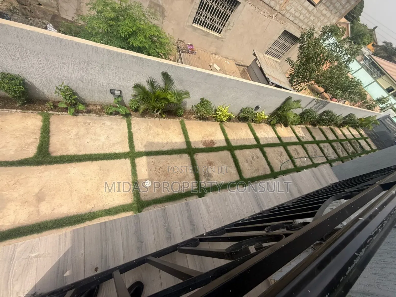 7bdrm House in Community 12, Tema Metropolitan for sale