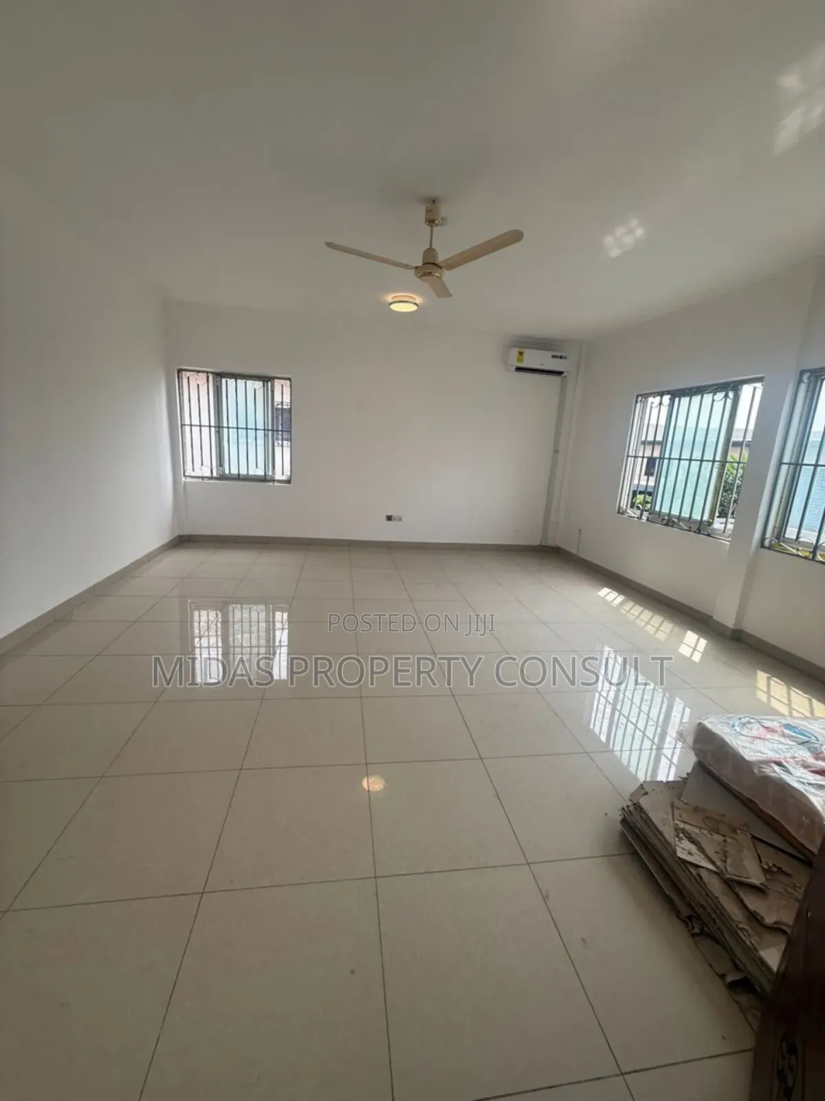 7bdrm House in Community 12, Tema Metropolitan for sale