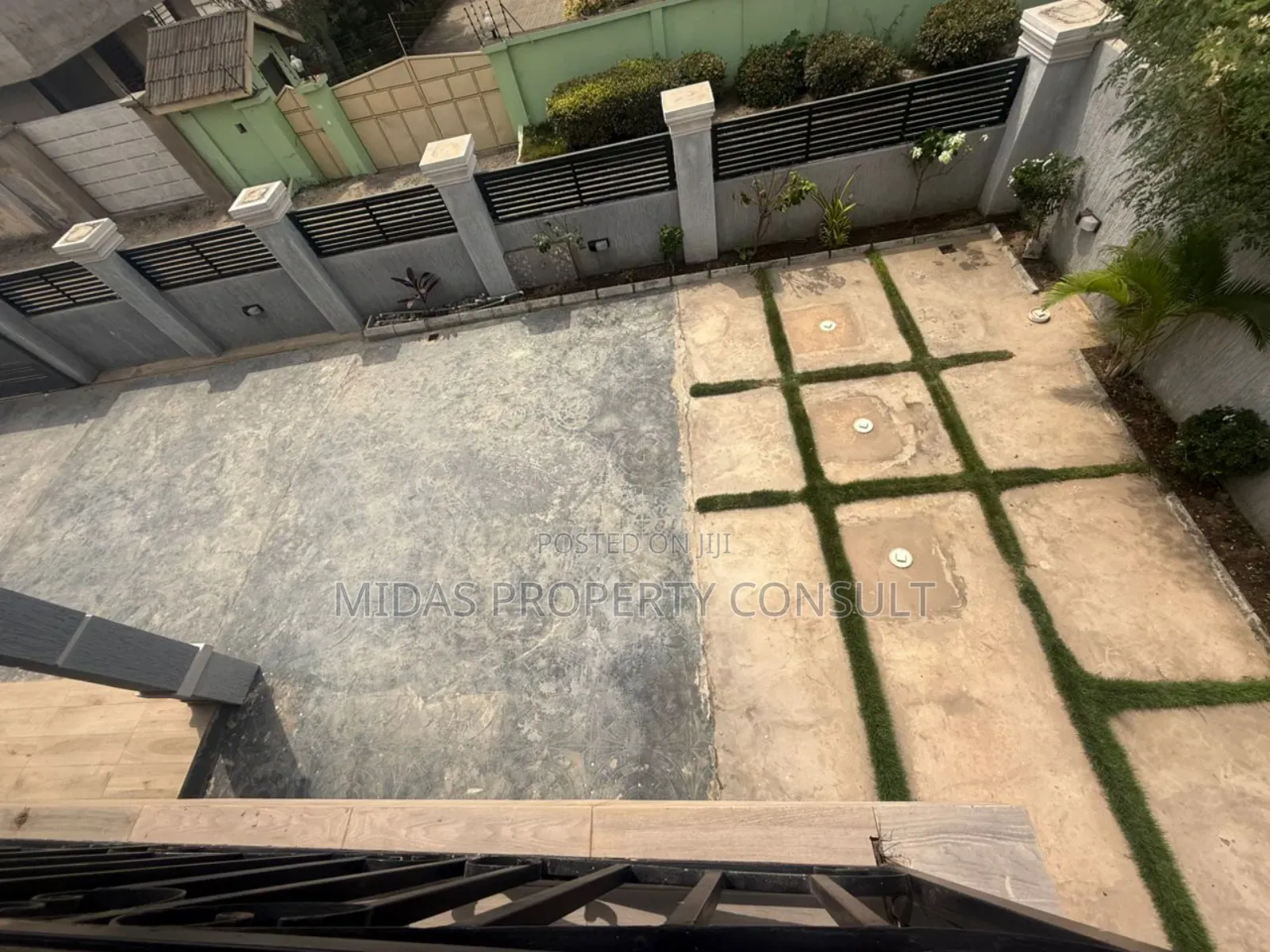 7bdrm House in Community 12, Tema Metropolitan for sale