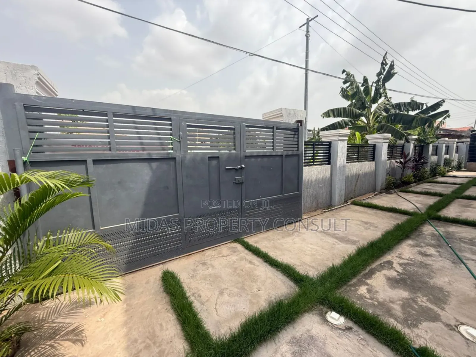 7bdrm House in Community 12, Tema Metropolitan for sale