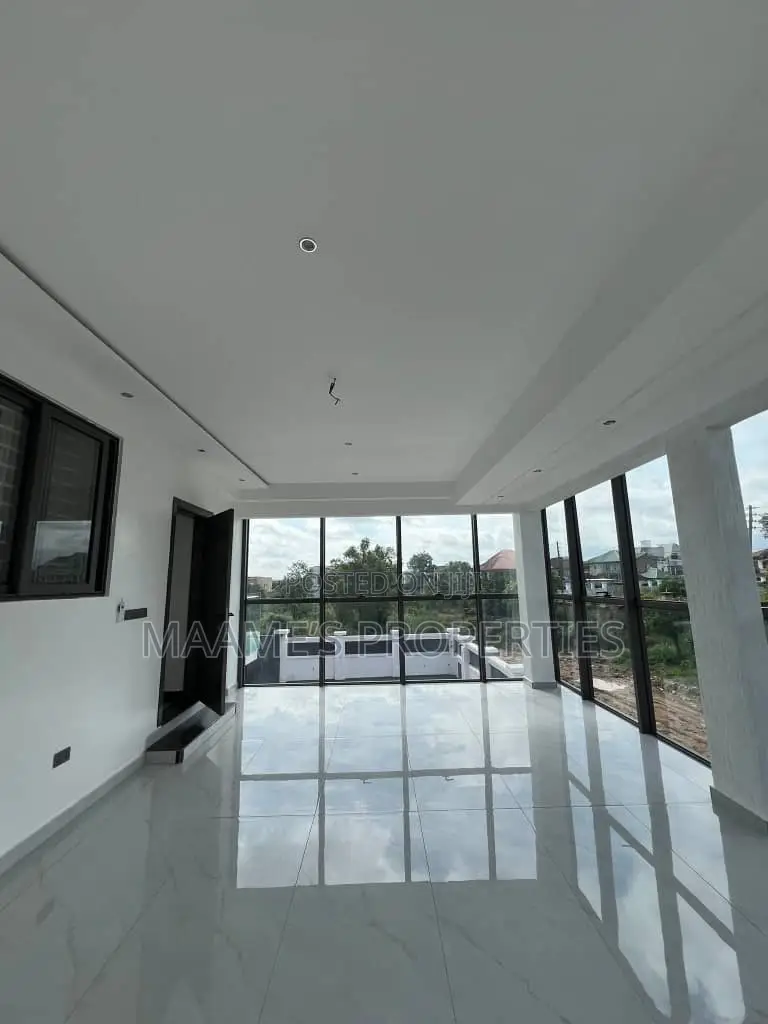 7bdrm Duplex in East Legon for sale