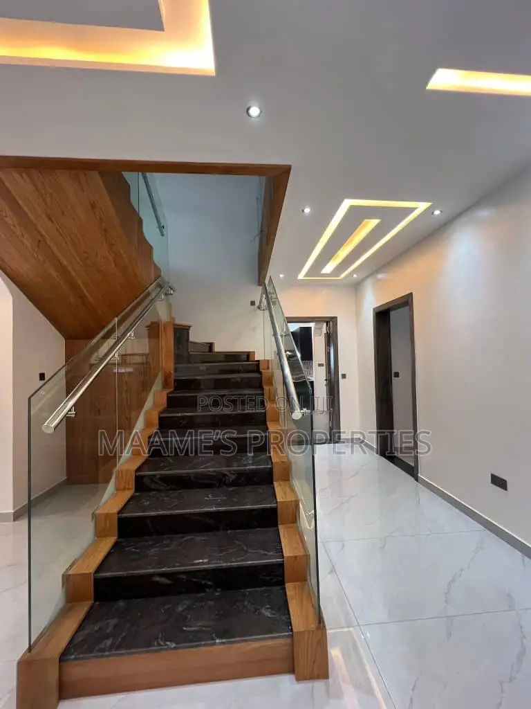 7bdrm Duplex in East Legon for sale