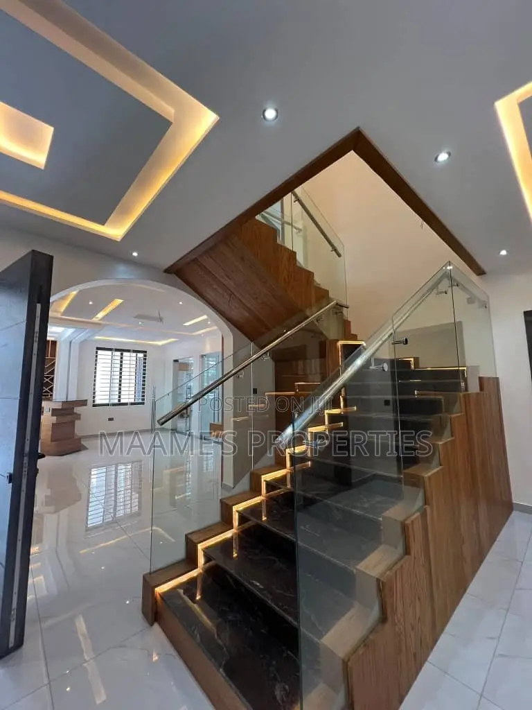 7bdrm Duplex in East Legon for sale