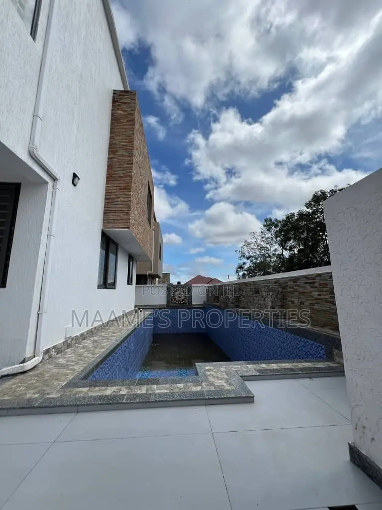 7bdrm Duplex in East Legon for sale