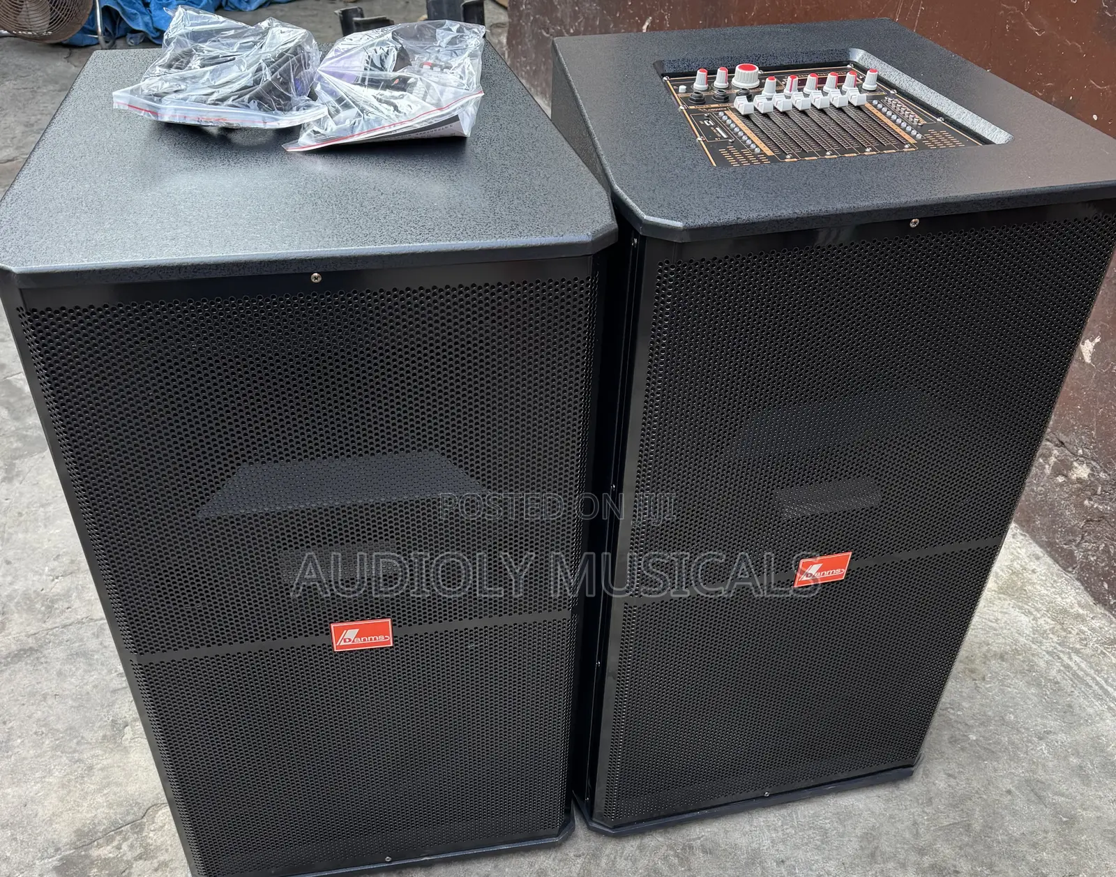 Active Short Range Speaker With Two Microphones and Cables (Pro Nak)