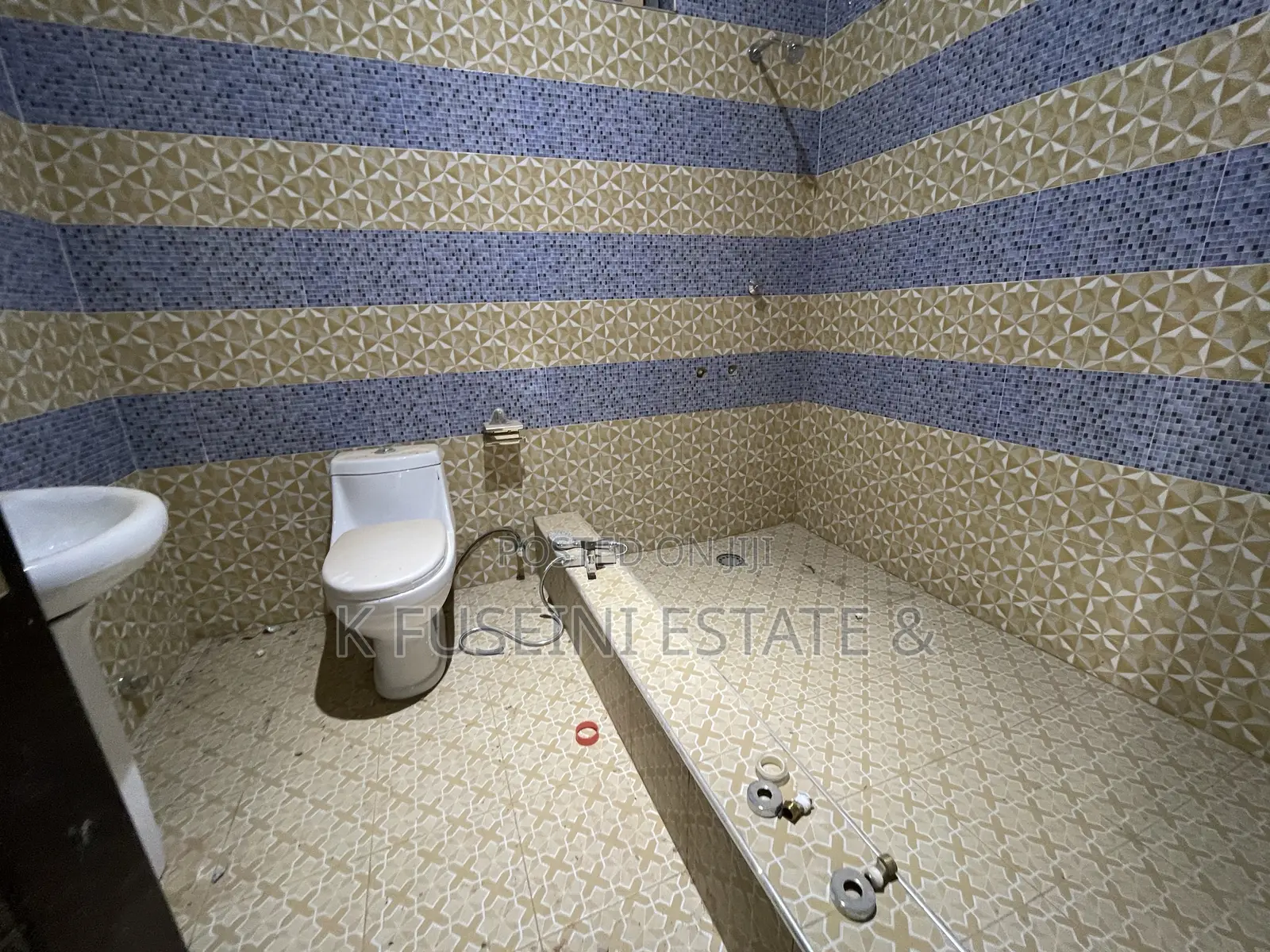 6bdrm House in K Fuseini Estate, Kumasi Metropolitan for sale