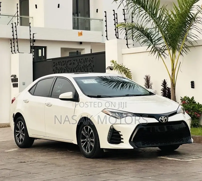 Toyota Corolla XLE (1.8L 4cyl 2A) 2018 White