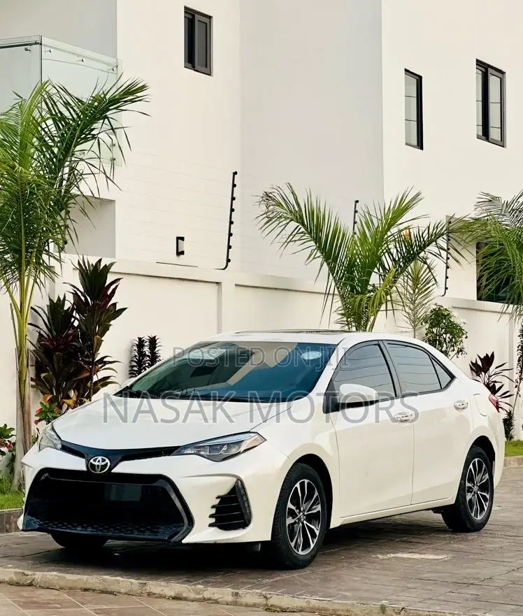 Toyota Corolla XLE (1.8L 4cyl 2A) 2018 White