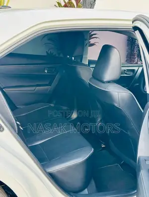 Toyota Corolla XLE (1.8L 4cyl 2A) 2018 White