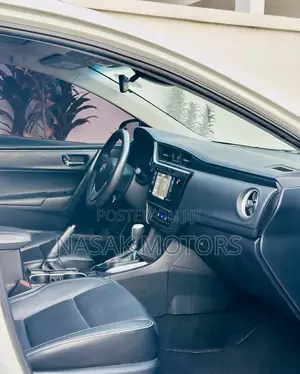 Toyota Corolla XLE (1.8L 4cyl 2A) 2018 White
