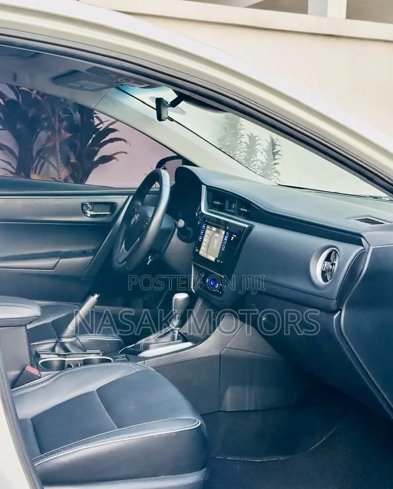 Toyota Corolla XLE (1.8L 4cyl 2A) 2018 White