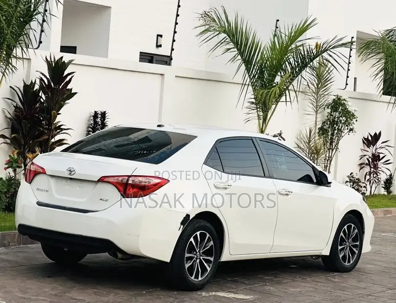 Toyota Corolla XLE (1.8L 4cyl 2A) 2018 White